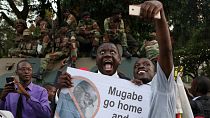 Les habitants de Harare fêtent le départ de Mugabe