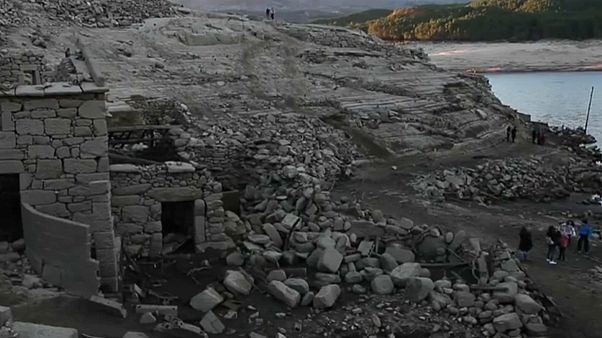 La sequía deja al descubierto un pueblo gallego sumergido desde 1992 La sequía deja al descubierto un pueblo gallego sumergido desde 1992