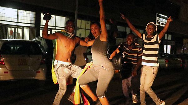 Mugabe-Gegner feiern Mugabe-Gegner feiern