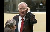 Ratko Mladic wird aus dem Gerichtssaal abgeführt