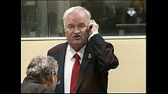 Ratko Mladic wird aus dem Gerichtssaal abgeführt