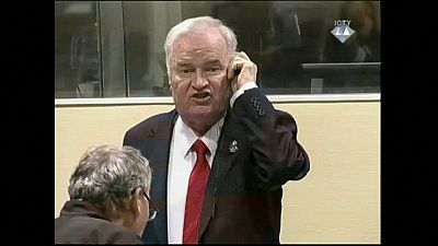 Ratko Mladic wird aus dem Gerichtssaal abgeführt