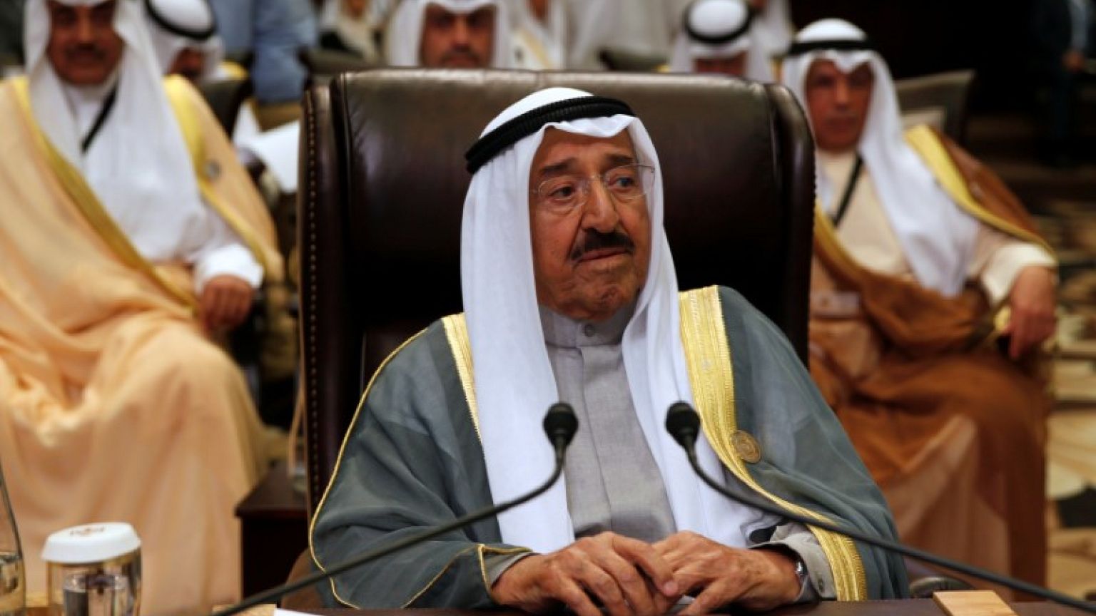 أمير الكويت يدخل المستشفى