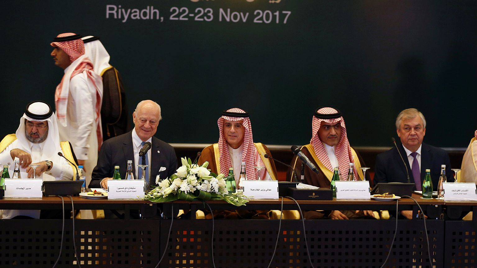 المعارضة السورية تجتمع في الرياض على وقع الضغوط بقبول تسوية