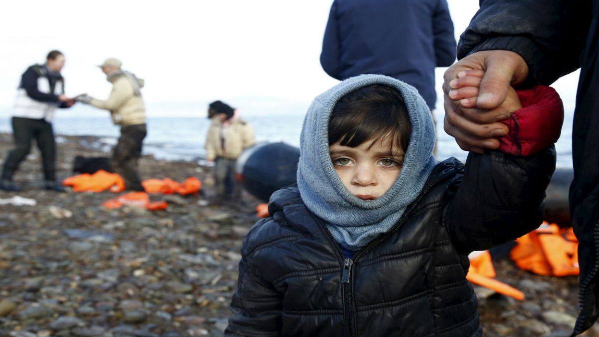 انتشار ویدیوی نحوه برخورد پلیس سوئد با یک خانواده پناهجوی سوری خبرساز شد