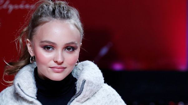 Елисейские поля зажглись миллионом огней Елисейские поля зажглись миллионом огней