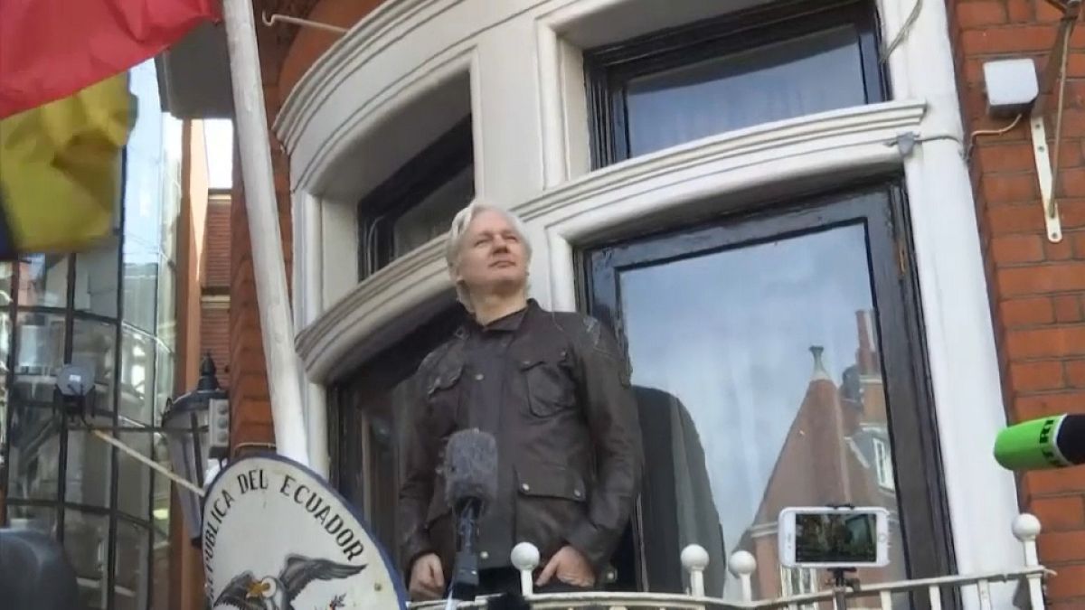 Ecuador da un toque a Assange por Cataluña