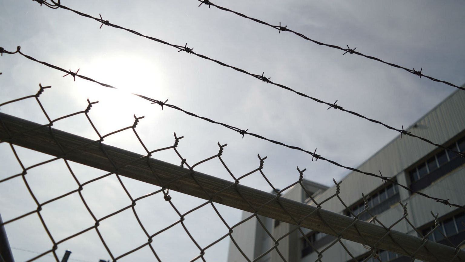 Spain houses hundreds of migrants in a jail