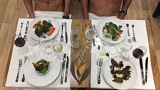 Paris'teki nudist restoranda ilk yemekler yendi