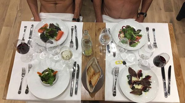Paris'teki nudist restoranda ilk yemekler yendi Paris'teki nudist restoranda ilk yemekler yendi