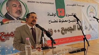 بالفيديو: زعيم حزب جزائري لم يجد إسمه على القوائم الانتخابية