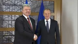 Einen Tag vor dem Gipfeltreffen der EU mit sechs osteuropäischen Nachbarn hat sich in Brüssel Ratspräsident Donald Tusk mit dem ukrainischen Präsidenten Petro Poroschenko getroffen.  Dabei ging es um