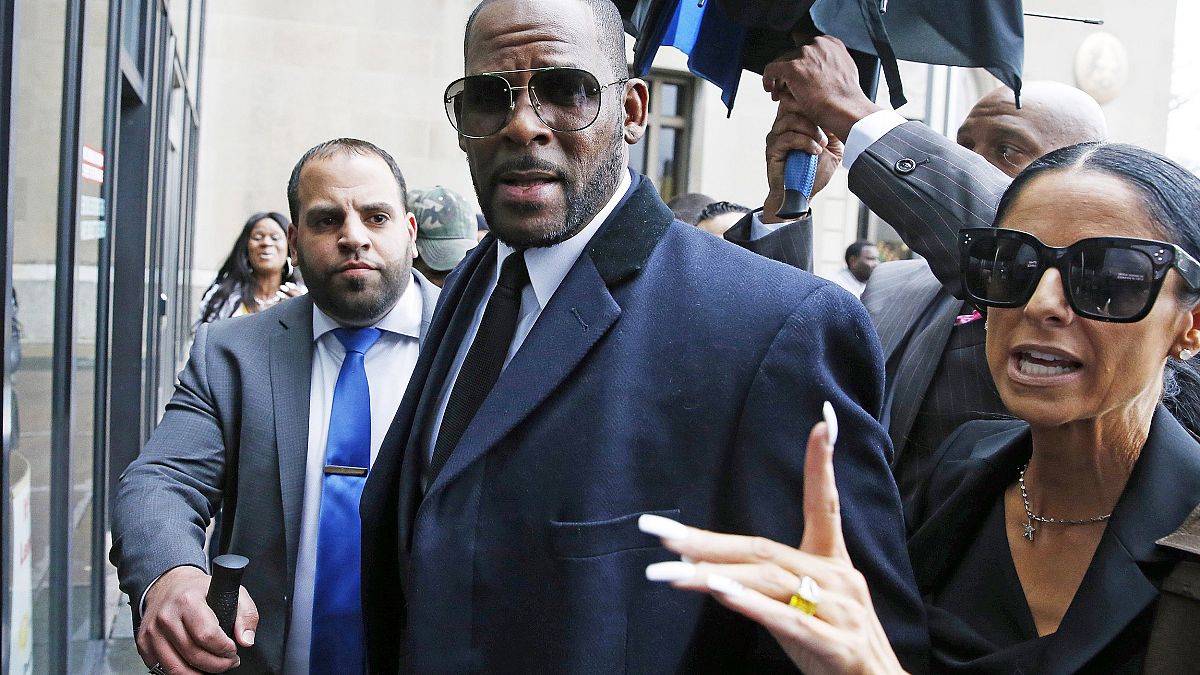 Image: Singer R. Kelly arrives at the Leighton Courthouse for his status he