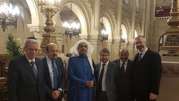 مسؤولان سعوديان يزوران كنيساً يهودياً في باريس مسؤولان سعوديان يزوران كنيساً يهودياً في باريس