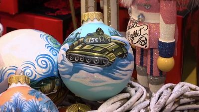 Tankokat és repülőket akasztanak a karácsonyfákra Oroszországban