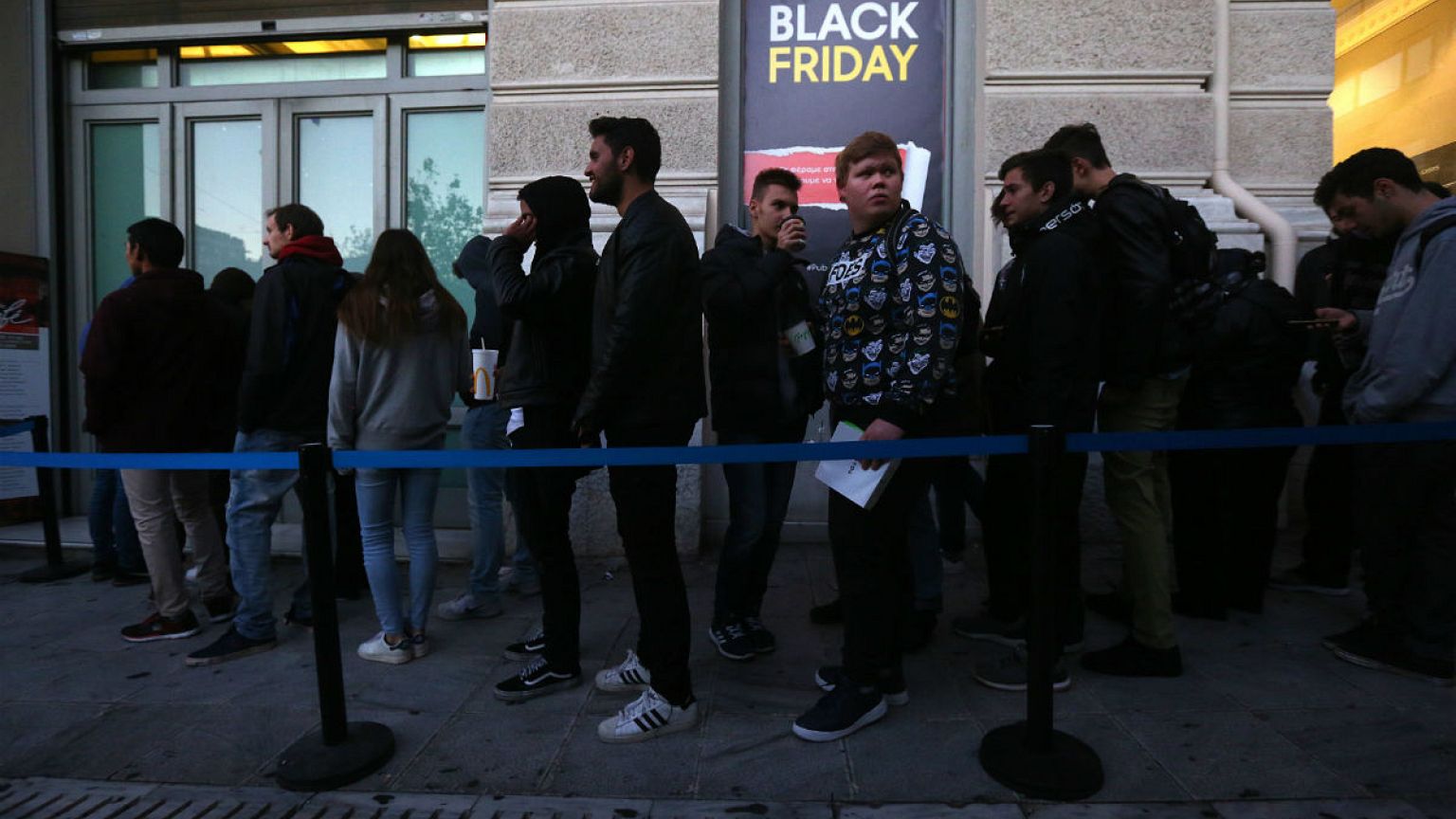 Los griegos se olvidan de la crisis por el Black Friday