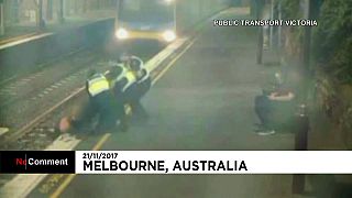 شاهد: إنقاذ امرأة قبيل لحظات من وصول قطار