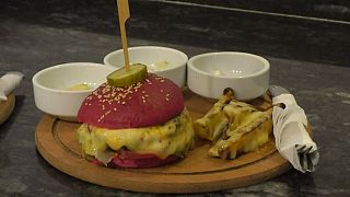 Libyan teen serves up stylish colourful burgers [no comment]