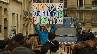 شاهد: مظاهرة في باريس ضد "تجارة الرقيق" في ليبيا