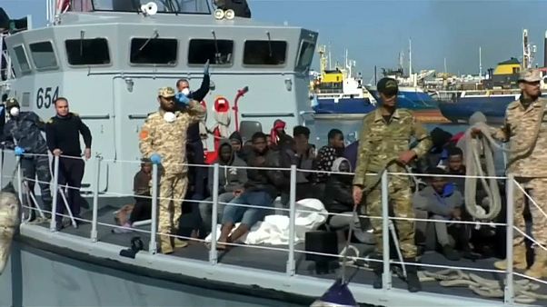 شاهد: خفر السواحل الليبية ينقذ 267 مهاجرا إفريقيا في عرض البحر شاهد: خفر السواحل الليبية ينقذ 267 مهاجرا إفريقيا في عرض البحر