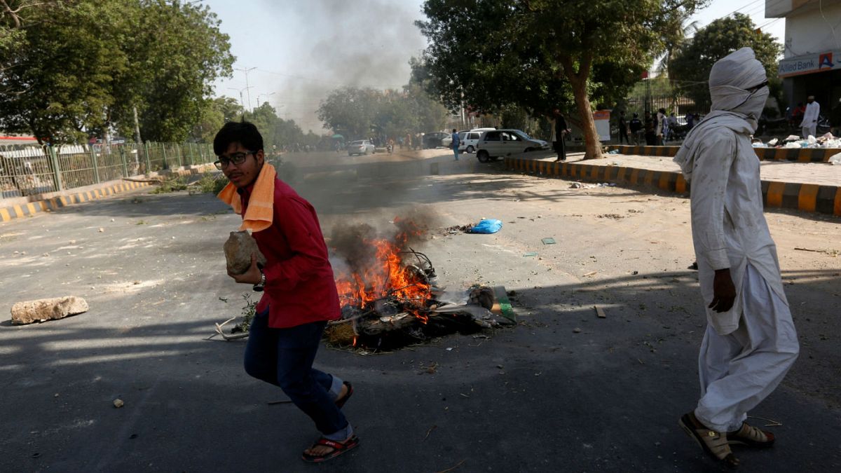 Pakistan polisi göstericilerle çatıştı