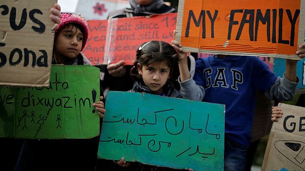 Grecia: un migrante di dieci anni muore nella calca su un barcone Grecia: un migrante di dieci anni muore nella calca su un barcone
