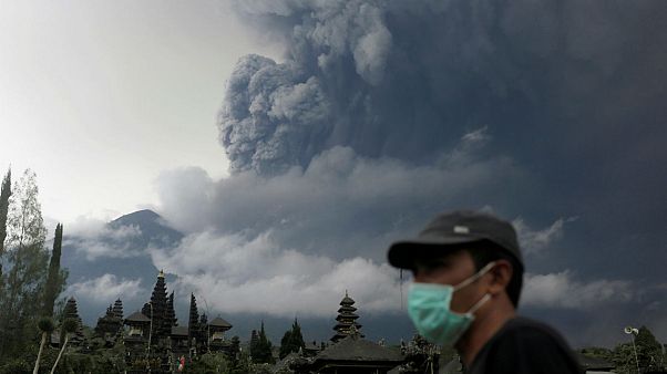Bali, erutta ancora il vulcano Agung: decine di voli cancellati Bali, erutta ancora il vulcano Agung: decine di voli cancellati