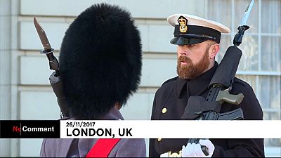Marinos de la Royal Navy por primera vez en el cambio de guardia en Londres