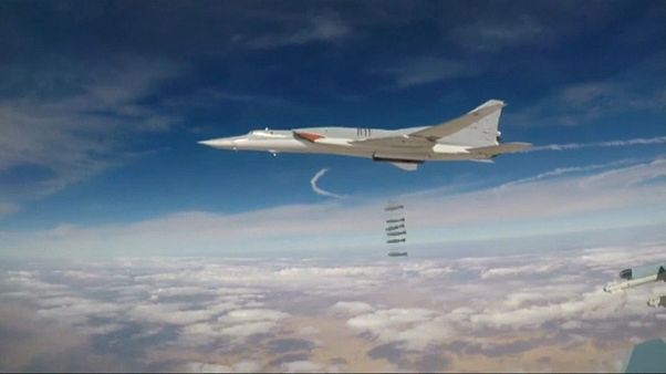 Russische Bomber entladen ihre tödliche Fracht über Syrien Russische Bomber entladen ihre tödliche Fracht über Syrien
