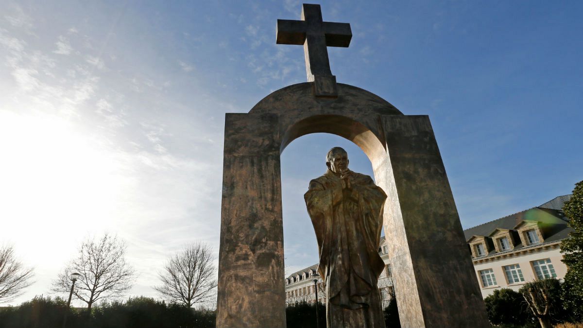 چالش حفظ صلیب بالای سر مجسمه ژان‌ پل دوم در فرانسه