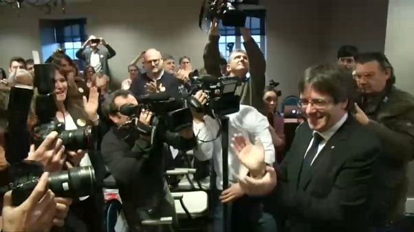 Puigdemont propone votar si Catalunya debe seguir en la UE Puigdemont propone votar si Catalunya debe seguir en la UE