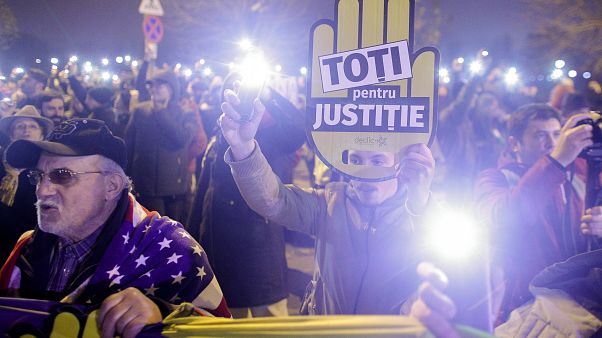 Tízezrek tüntettek a kormánypolitika ellen Romániában Tízezrek tüntettek a kormánypolitika ellen Romániában