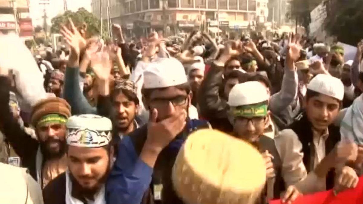 Pakistan protests halted as law minister resigns