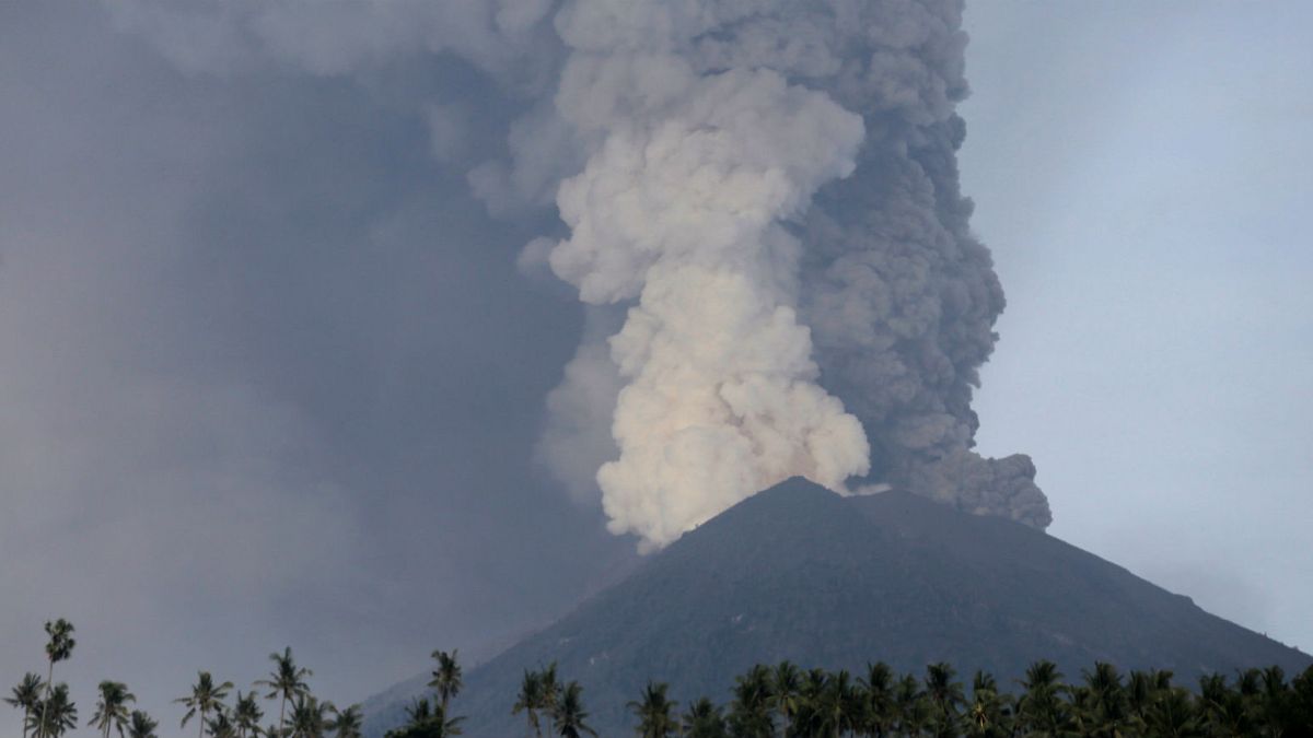 Bali on maximum volcano alert