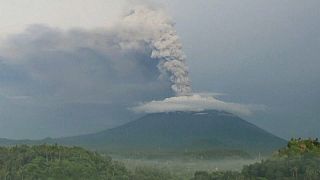 Miles de turistas bloqueados en Bali por el volcán Agung