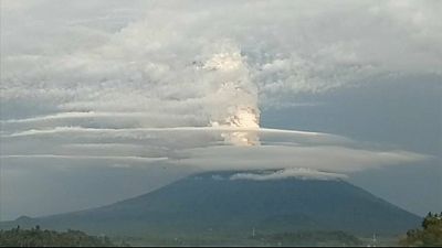 ثوران بركان جبل آجونج في جزيرة بالي الاندونيسية