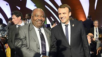 "Retrouvailles très chaleureuses" entre Ali Bongo et Macron au sommet UA-UE à Abidjan