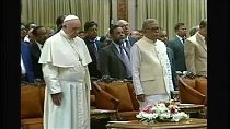 El papa pide en Bangladés ayuda urgente para los rohinyás