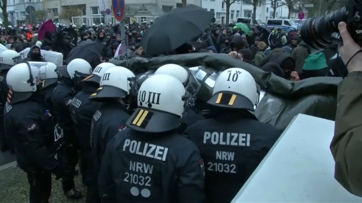 Almanya'da aşırı sağcı AfD protesto edildi