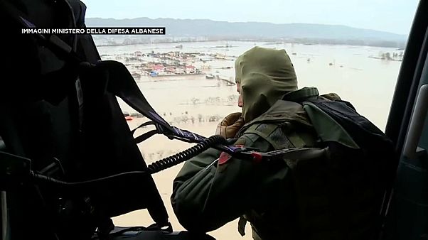 Chuvas torrenciais provocam caos e destruição na Albânia Chuvas torrenciais provocam caos e destruição na Albânia