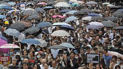 Image: Hundreds of accountants march at Chater Garden, in Hong Kong,