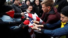 Image: Protesters fight for a U.S. flag