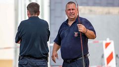 Image: Snake experts at work in front of a residential building in Herne, w