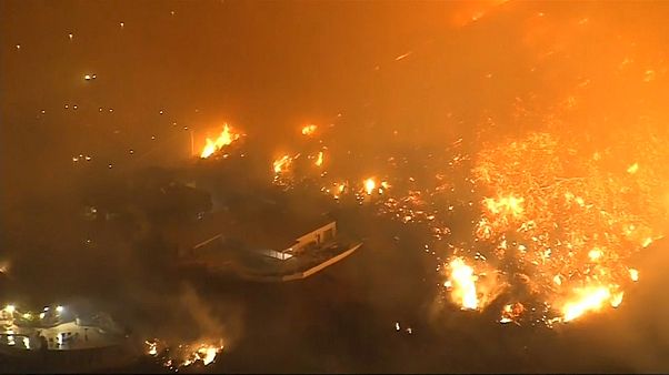 Miles de evacuados en California por el incendio "Thomas" Miles de evacuados en California por el incendio "Thomas"