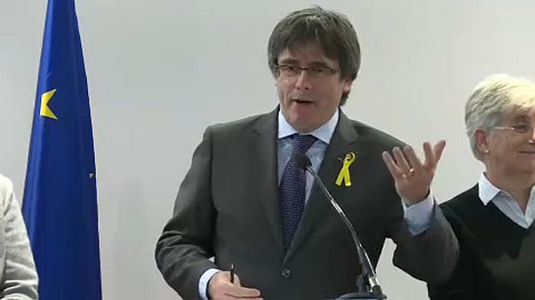 Puigdemont rifiuta di tornare in Spagna e resta in Belgio Puigdemont rifiuta di tornare in Spagna e resta in Belgio