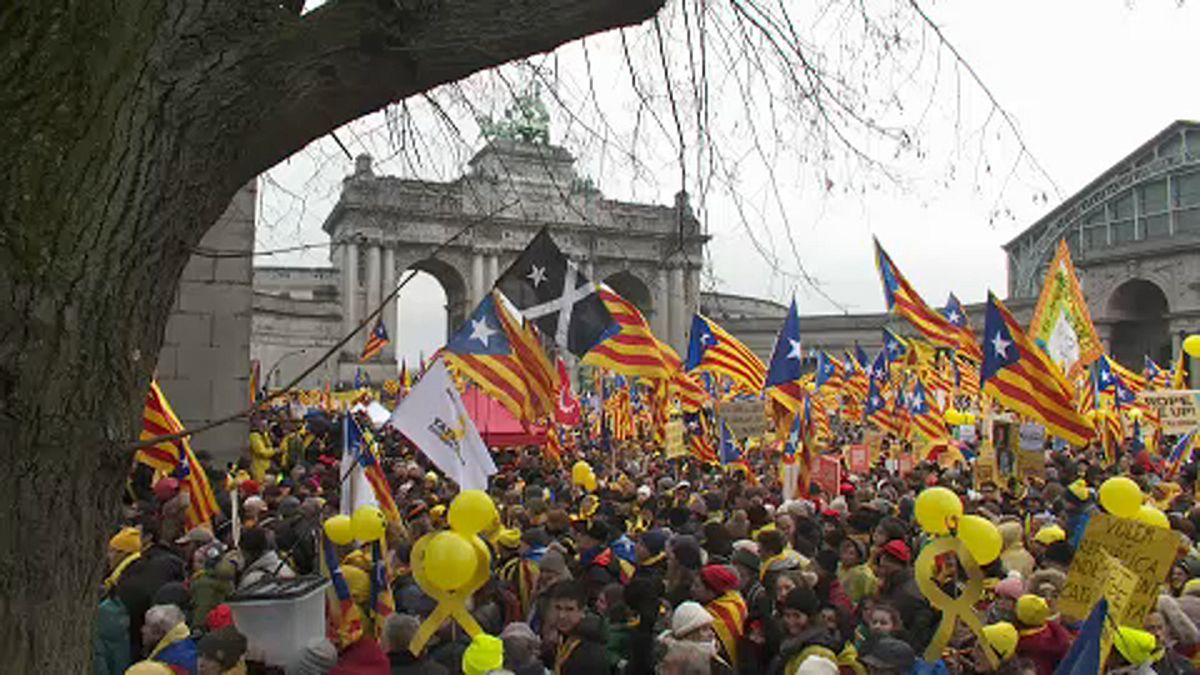 "Vaga" de independentistas catalães protestam em Bruxelas