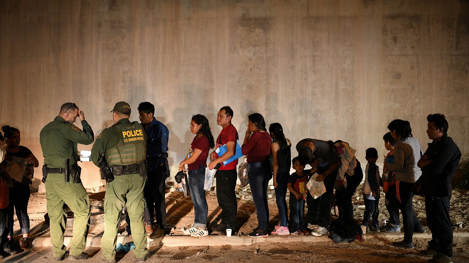 Image: Migrant families turn themselves to U.S. Border Patrol to seek asylu