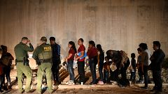 Image: Migrant families turn themselves to U.S. Border Patrol to seek asylu