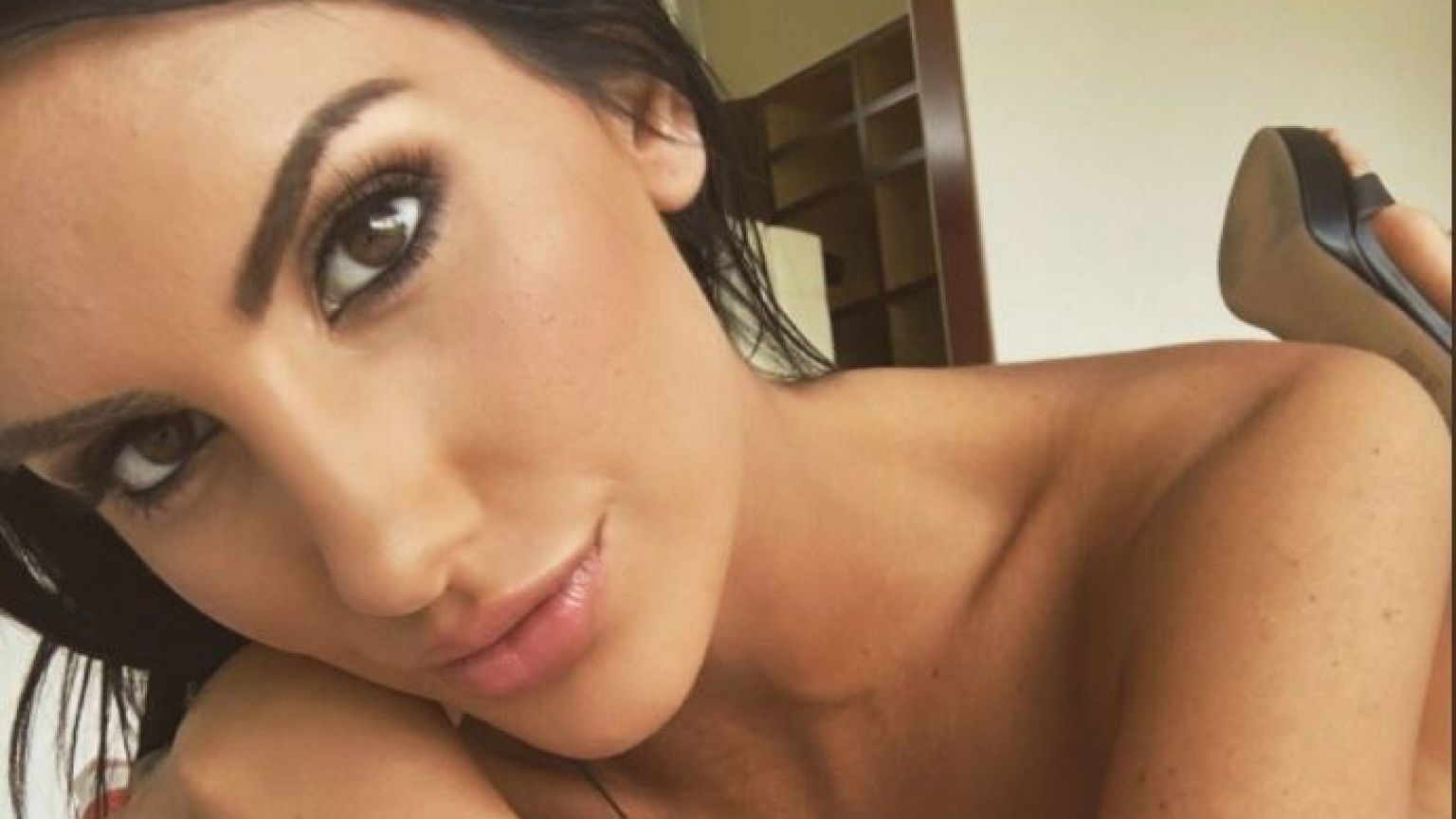 Homofobik suçlamasına maruz kalan porno yıldızı intihar etti