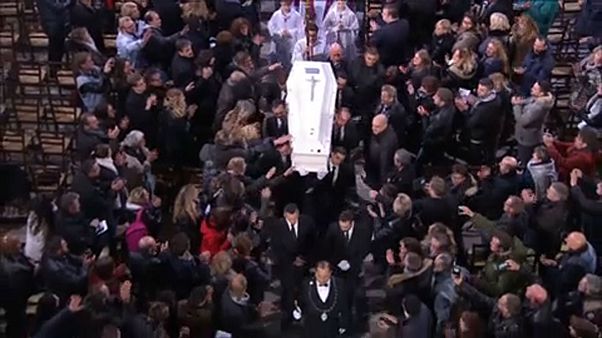 Hallyday'i yüzbinler son yolculuğuna uğurladı Hallyday'i yüzbinler son yolculuğuna uğurladı